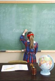 dziewczynka przy tablicy problemy z nauką